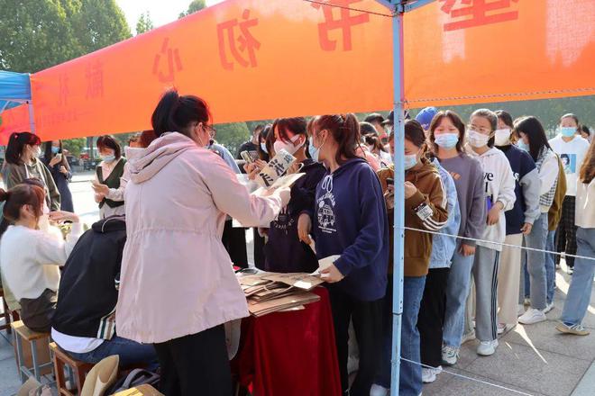 郑州财经开云体育 开云平台学院文化与传媒学院举行书法笔会活动(图1)