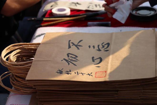 郑州财经开云体育 开云平台学院文化与传媒学院举行书法笔会活动(图2)