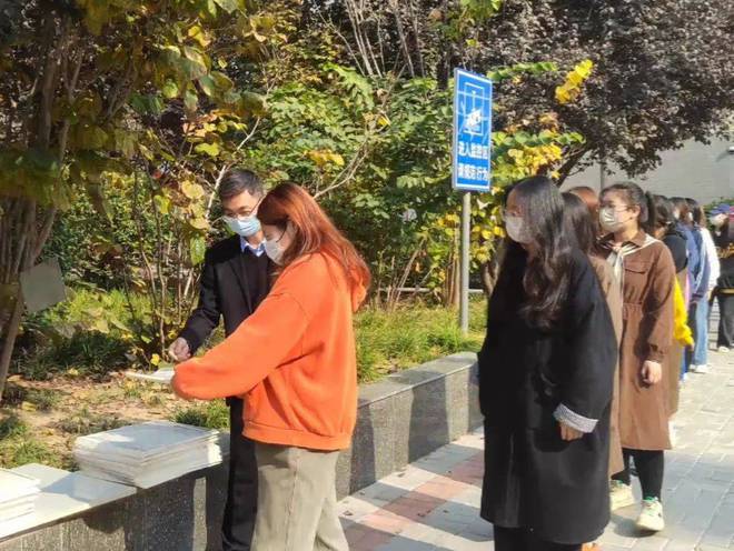 郑财文化与传媒学院：免费发放备考用品爱心助力学子升本开云体育 开云平台(图2)
