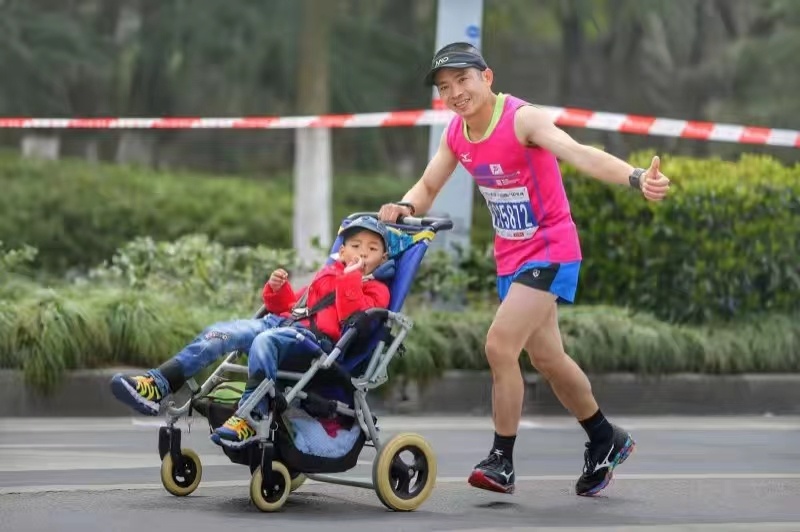 开云 开云体育快递员父亲7年推脑瘫儿子完成53场跑步赛事：“一辈子站在他身后”(图3)
