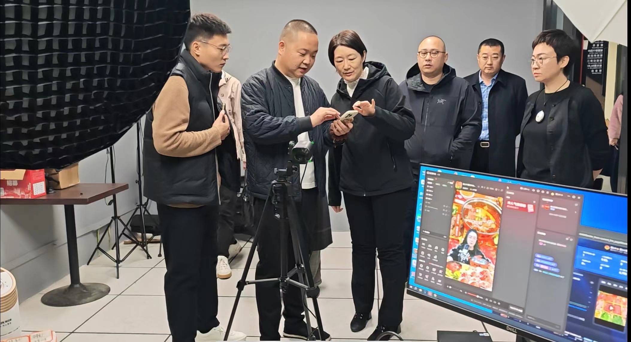 开云 开云体育官网房山区领导莅临北京破壳鸟文化传媒有限公司调研共谋本地生活和电商产业新发展(图3)